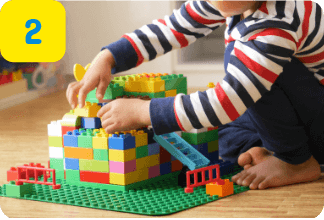園児がレゴブロックで遊んでいるイメージ